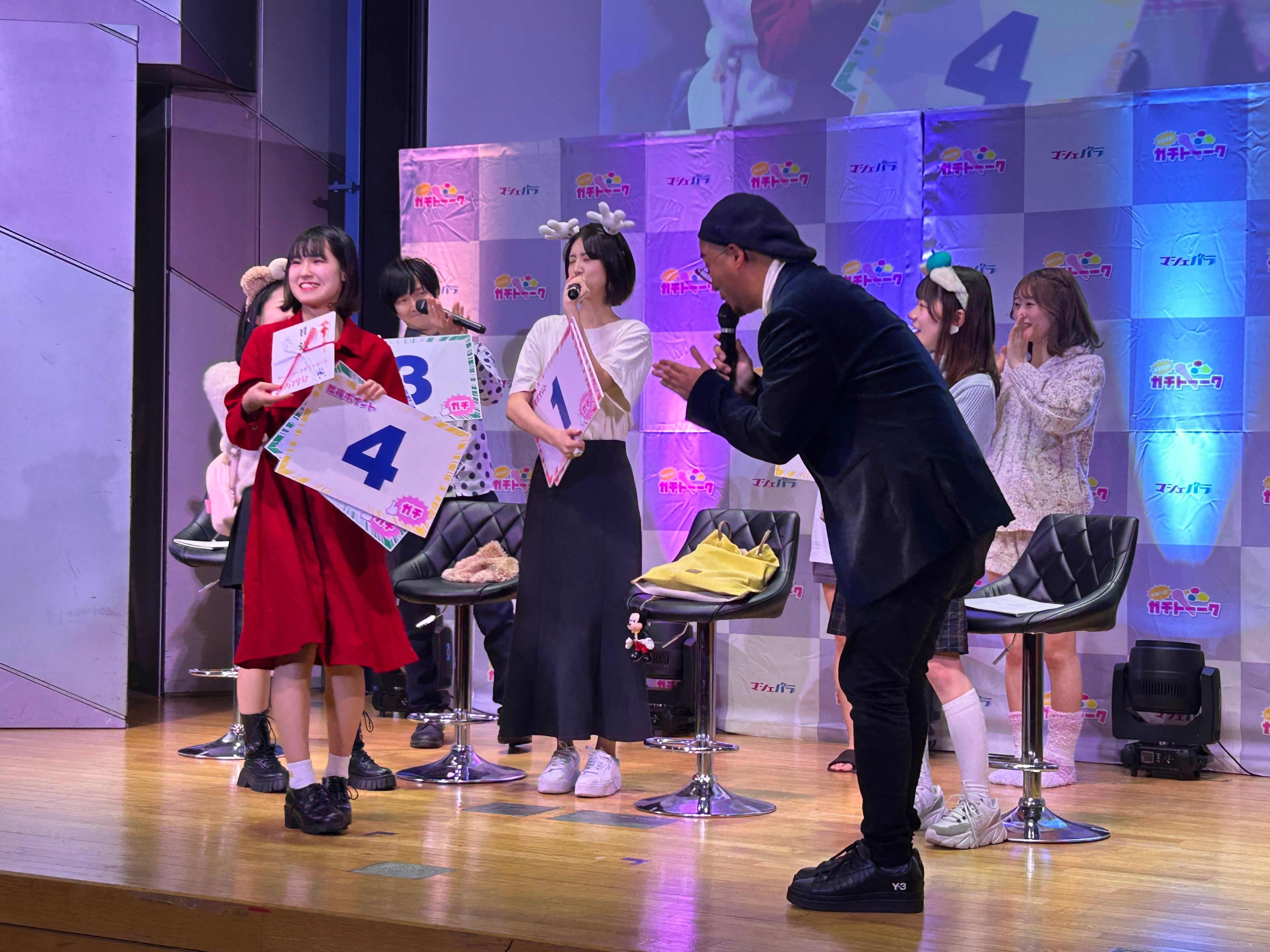 シャバダバふじさんから目録を受け取る春沢さん