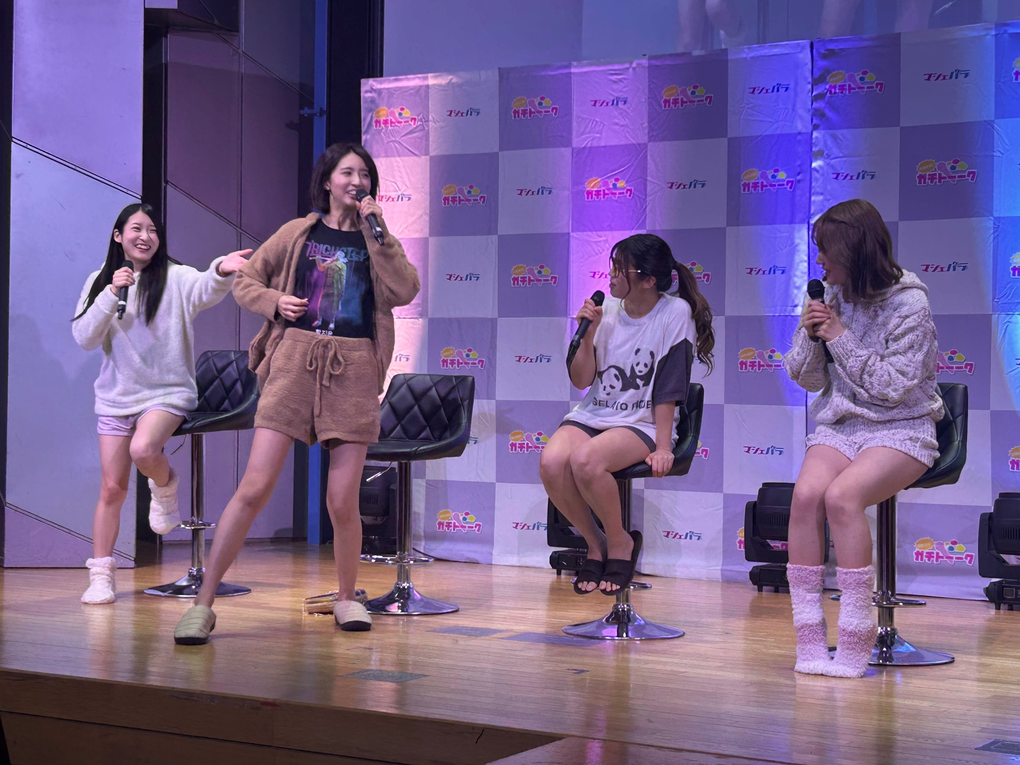 『どうぶつの森』のルームウェアの下に『Dead by Daylight』のTシャツを着用する水谷さん