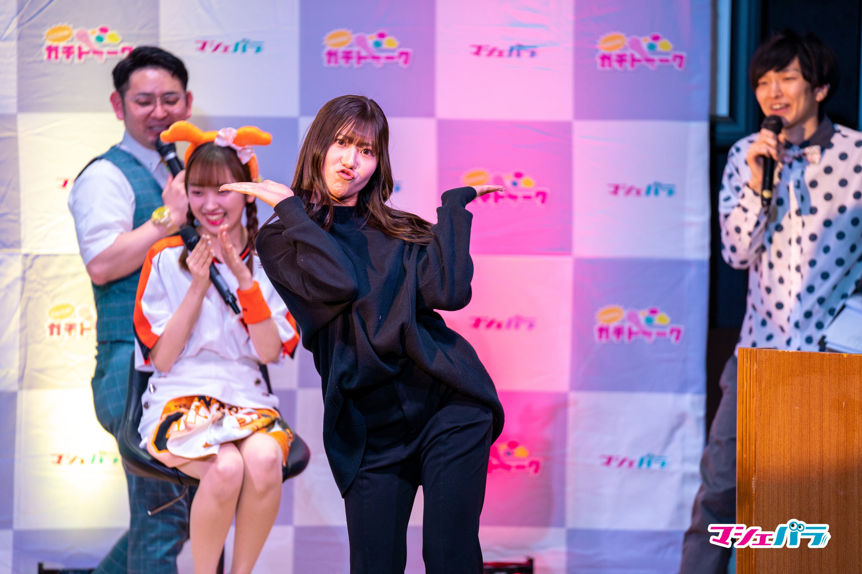 変顔でカウントをする新井さん