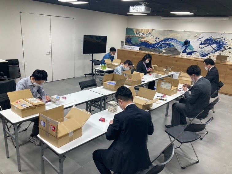 タイル裏面のシールを剥がす作業