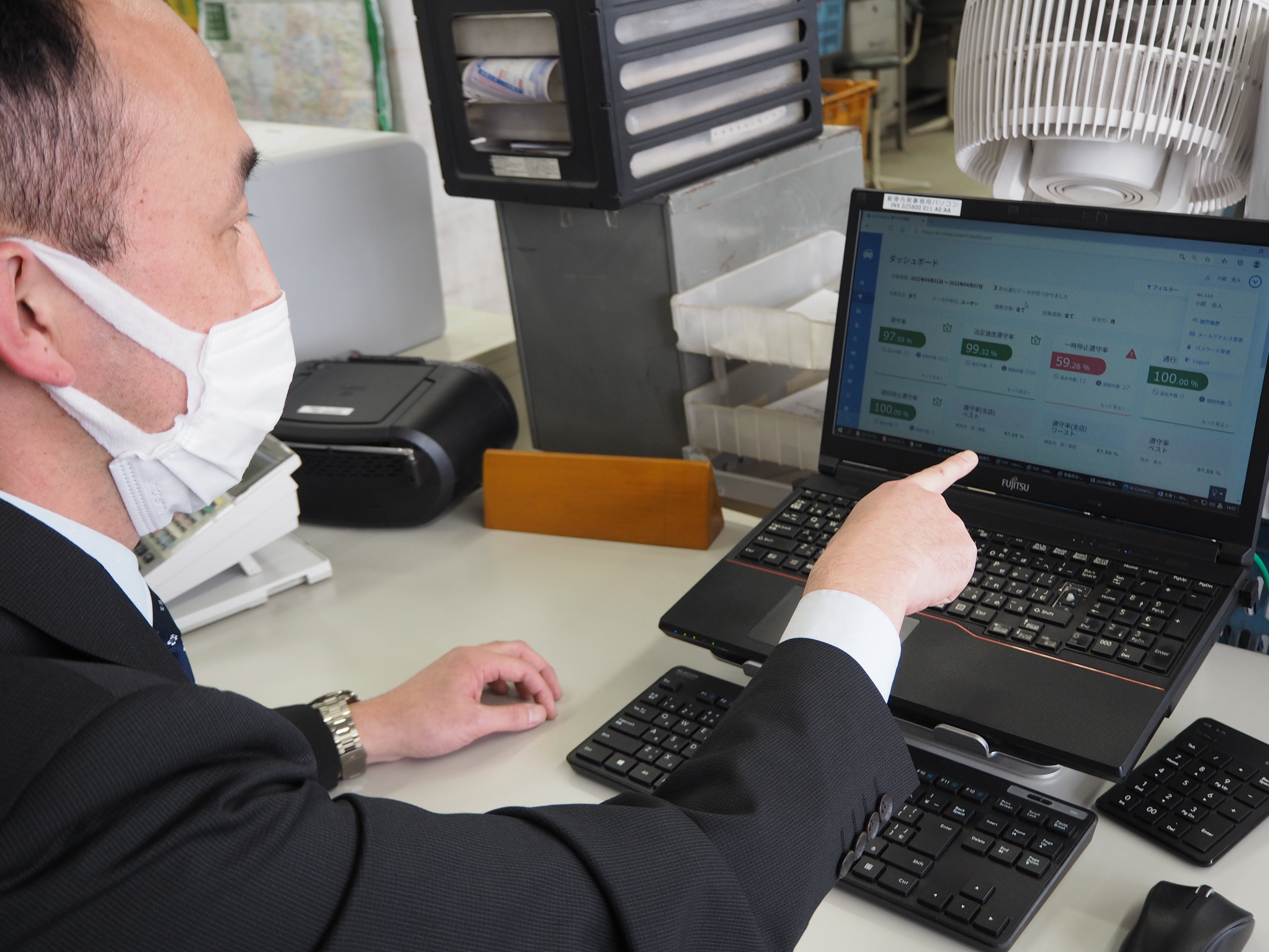 （写真）AI-Contactで局員の道交法遵守状況を確認している様子（綱島郵便局）