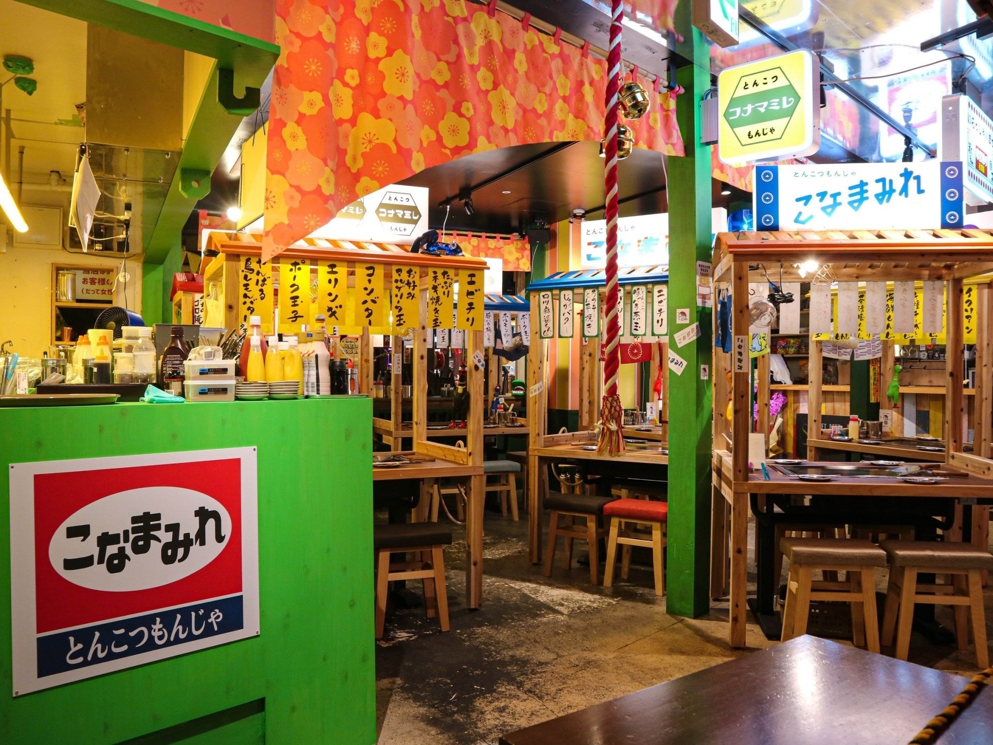 各テーブルは屋台席