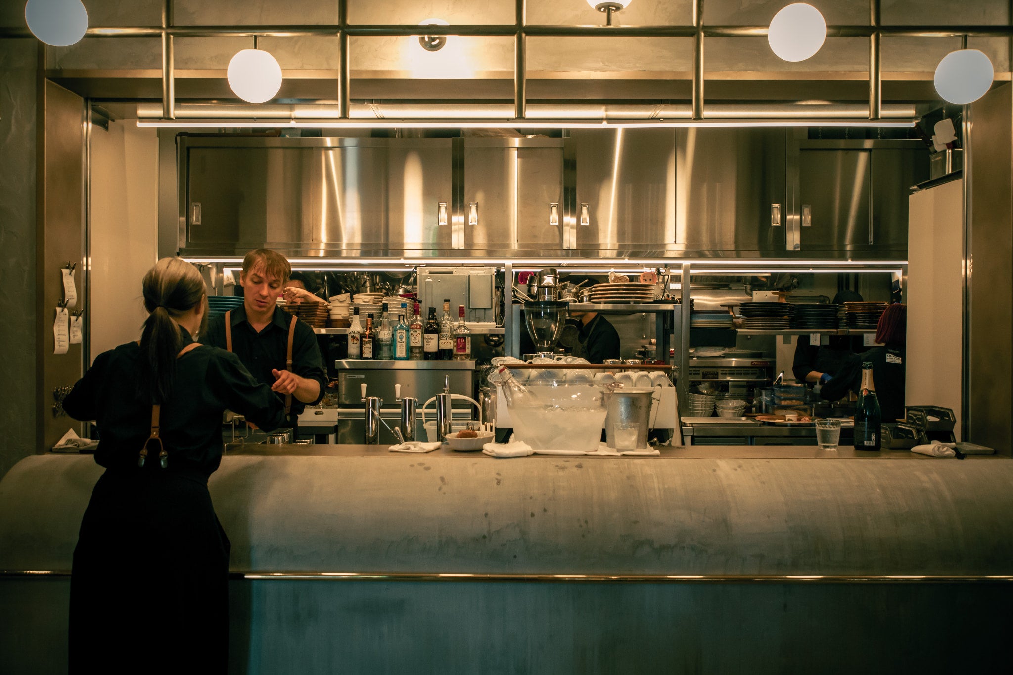 店内入ってすぐのカウンター