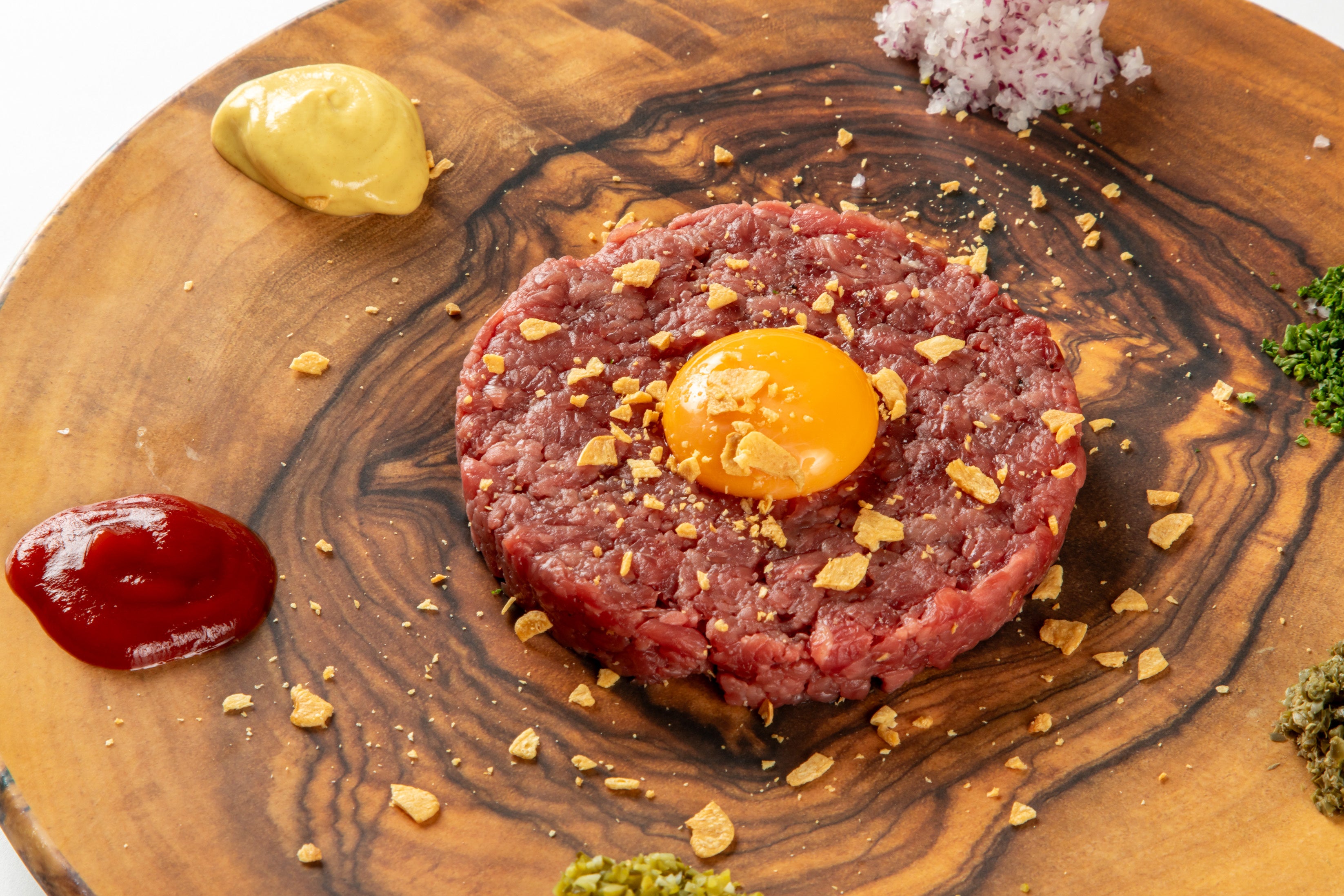 馬肉のタルタルは目の前で仕上げます