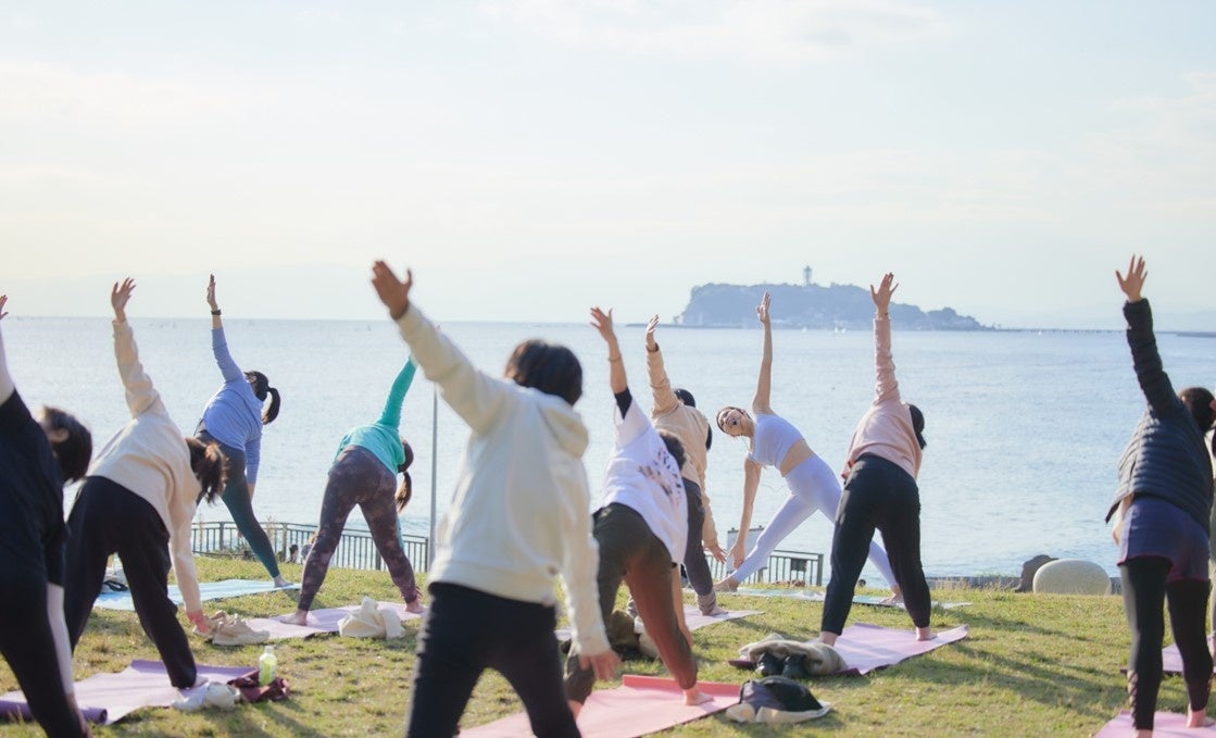 ヨガインストラクター来夏さんレクチャーの「海辺ヨガ」/稲村ケ崎