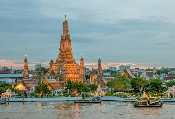 チャオプラヤ川から見るバンコクの街並