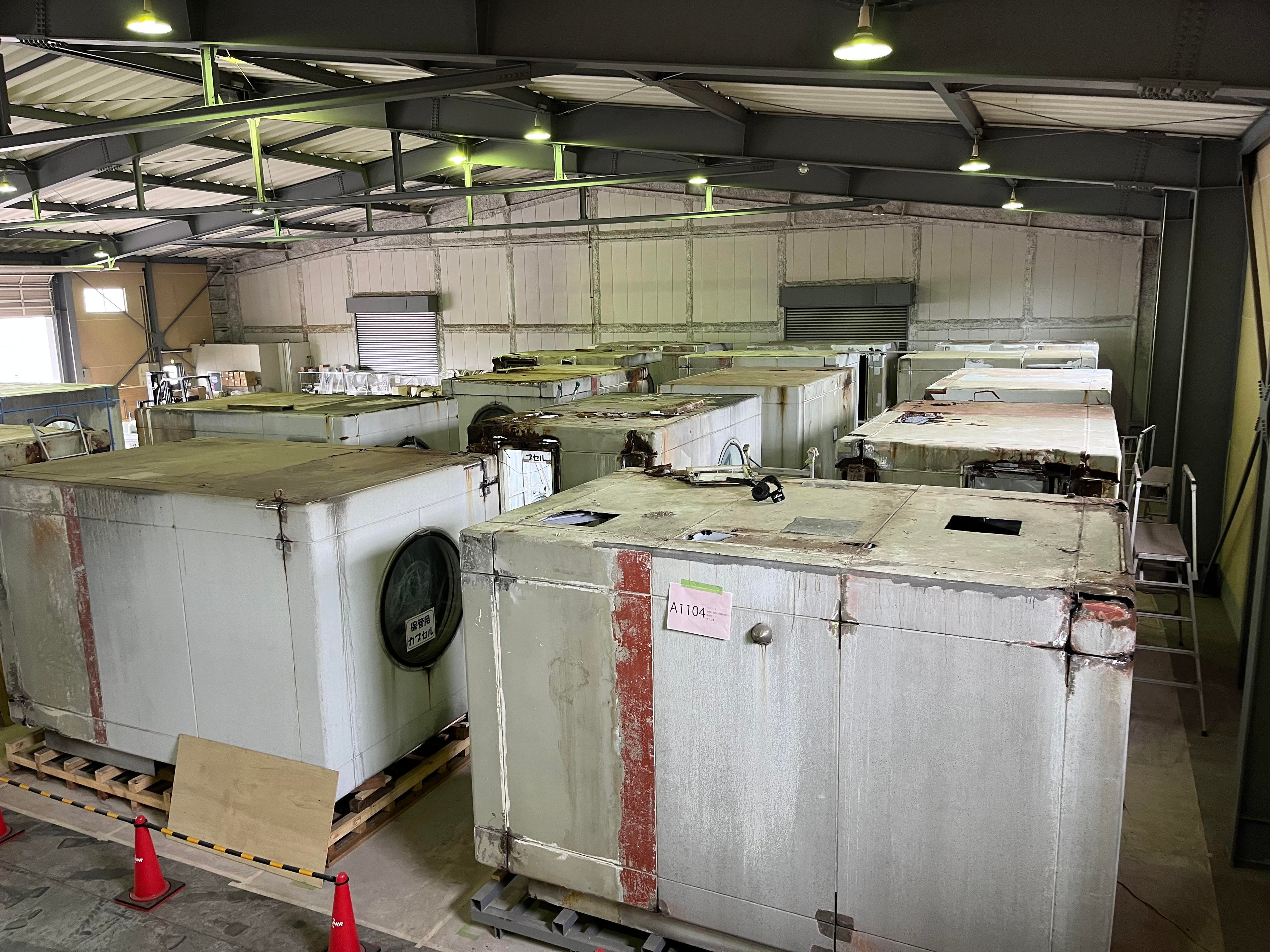 再生工場に並べられたカプセル