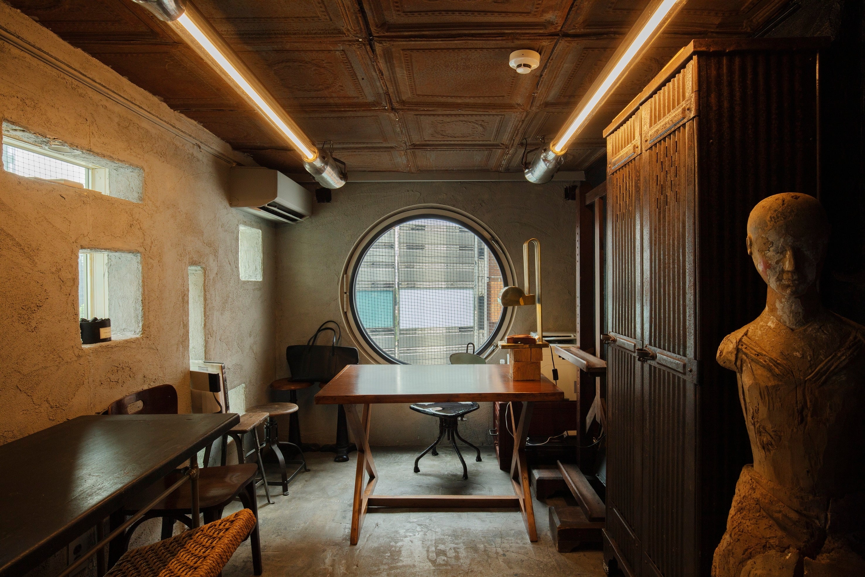 アンティークな内装にリノベーションされたカプセル