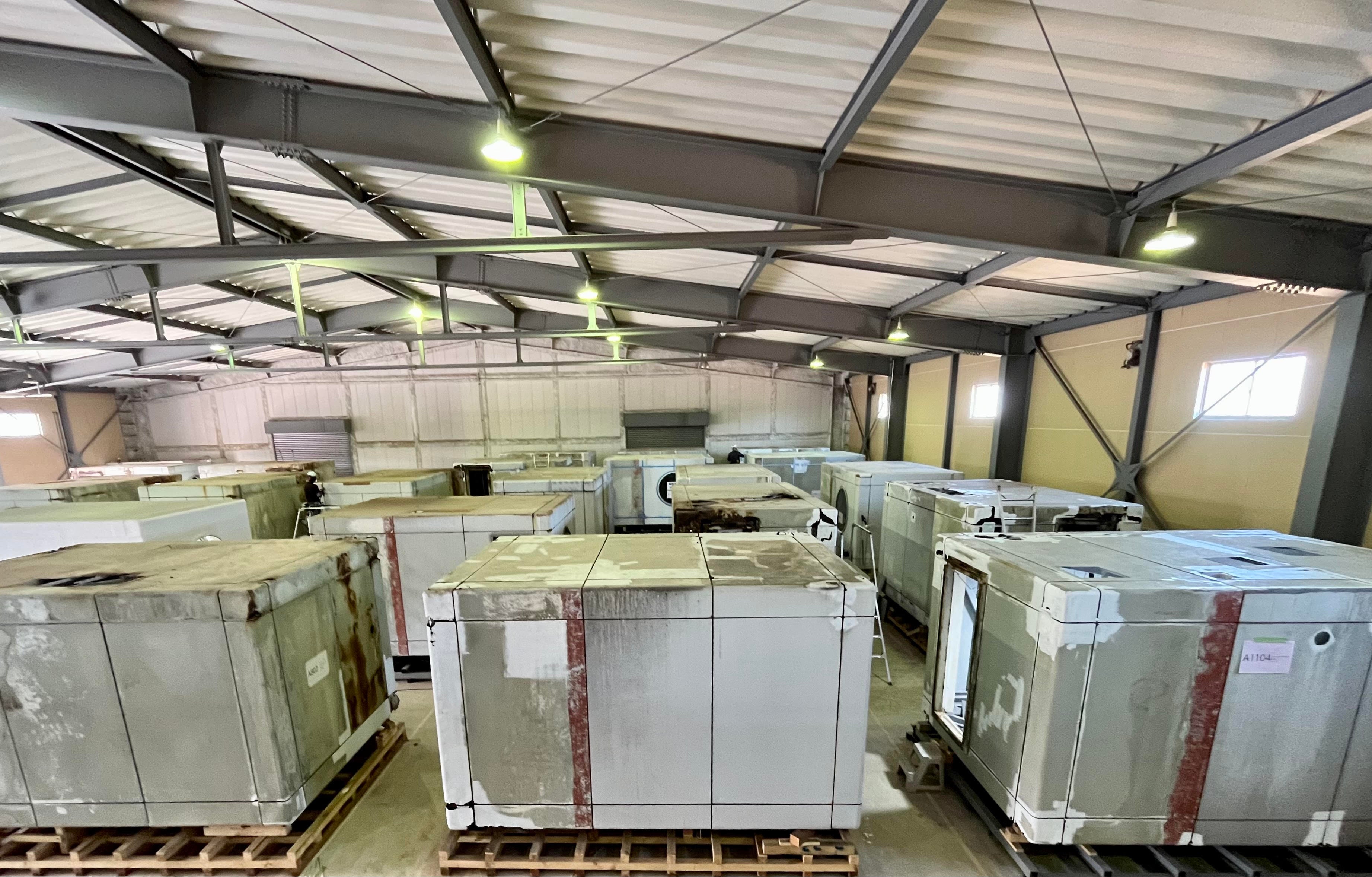 再生工場に並べられたカプセル