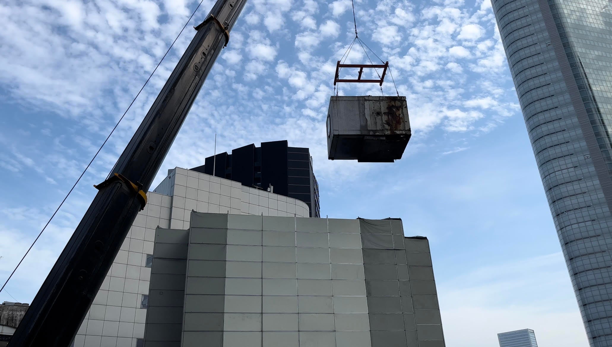 建物から取り外されるカプセル