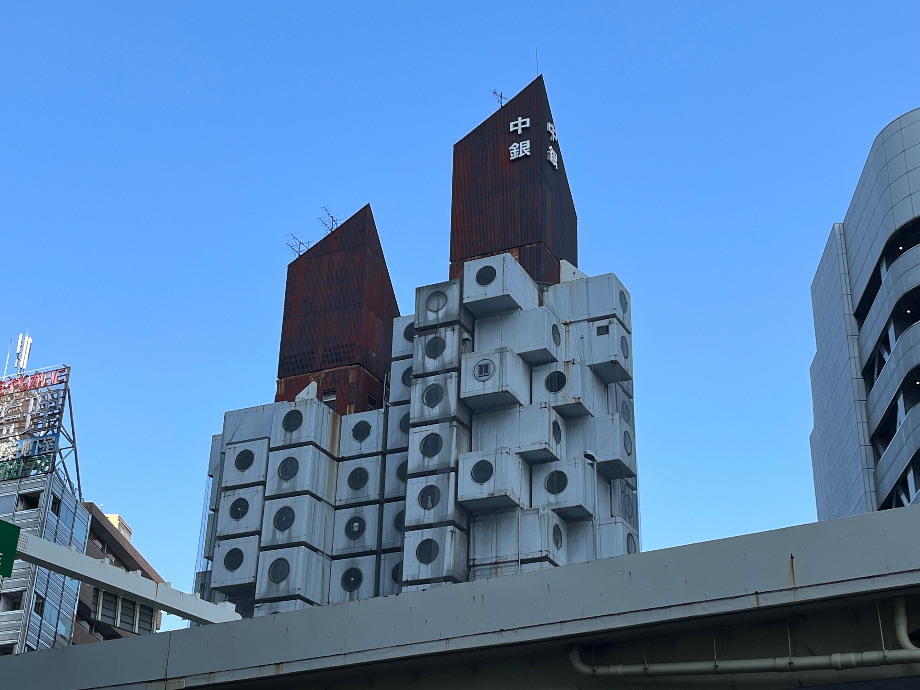 解体前の中銀カプセルタワービル