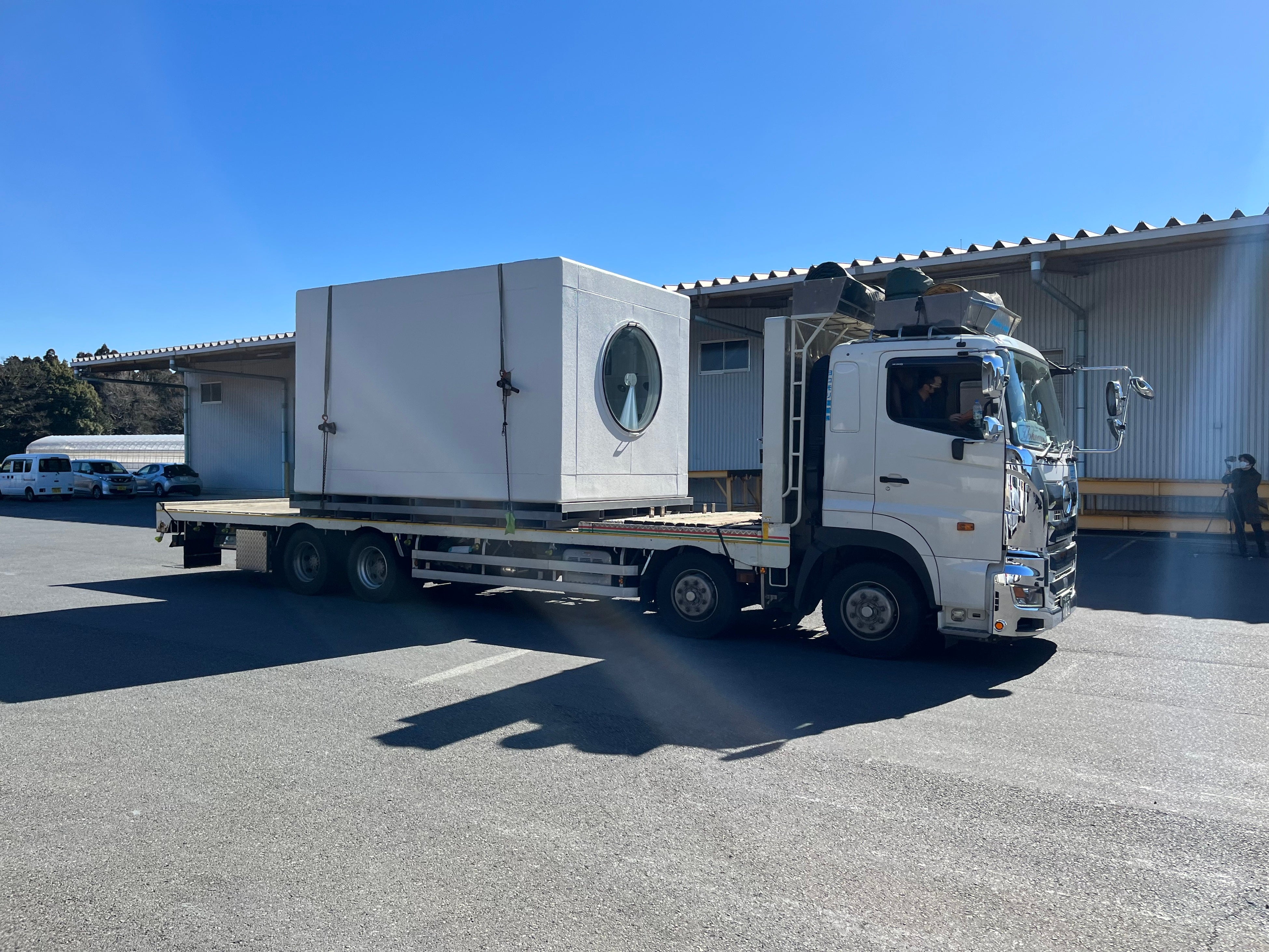 トラックで運ばれるカプセル