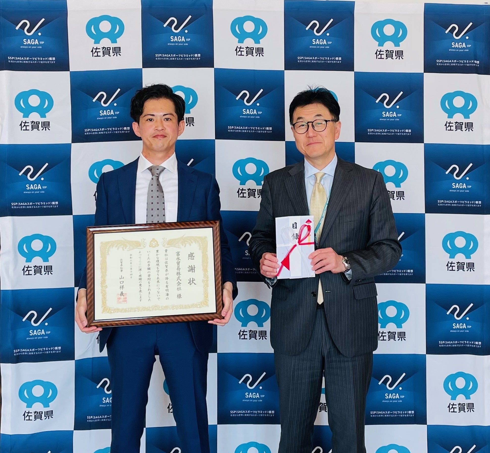 2024年3月14日 佐賀県庁にて行われた感謝状贈呈式の様子（左：弊社マーケティング部 水野 樹、右：佐賀県 県民環境部 副部長 古賀 信幸氏）