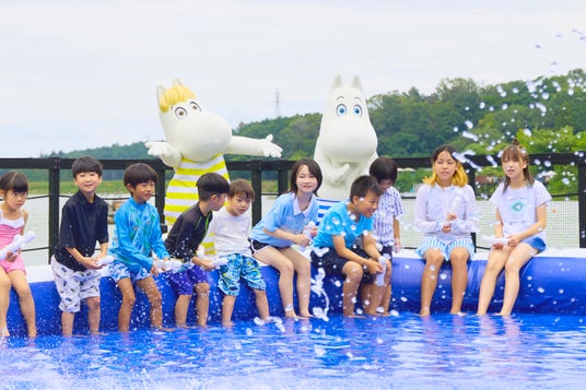 2025年8月1日(金)グランドオープニングセレモニー開催!ムーミンバレーパーク新エリア「湖上のテラス」(320平方メートル )登場!今年の夏は湖上で遊ぼう!「ムーミン谷のじゃぶじゃぶプール」 2025年8月1日(金)グランドオープニングセレモニー開催!ムーミンバレーパーク新エリア「湖上のテラス」(320平方メートル )登場!今年の夏は湖上で遊ぼう!「ムーミン谷のじゃぶじゃぶプール」