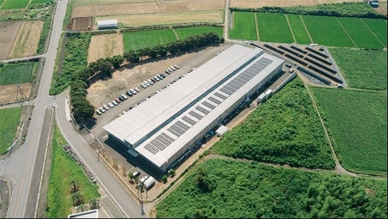 （写真）カッシーナ・イクスシー自社工場（群馬県伊勢崎市）に設置した太陽光パネル／2021年