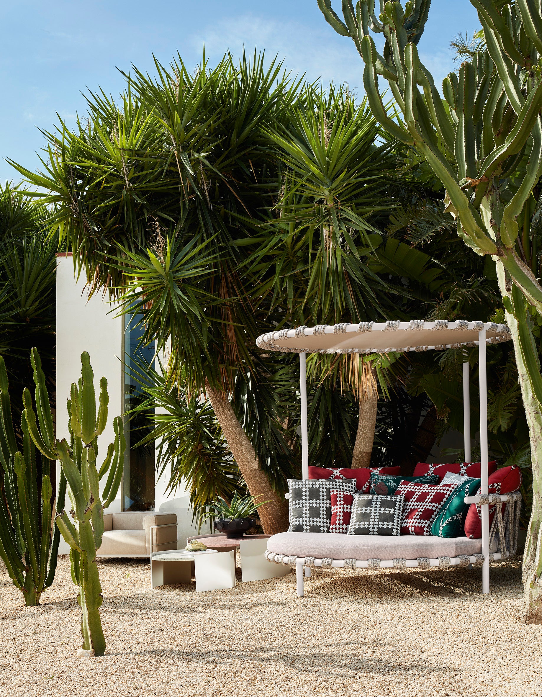 Trampoline daybed by Patricia Urquiola - Cassina outdoor collection, Ph.©DePasquale Maffini ※画像はイメージ