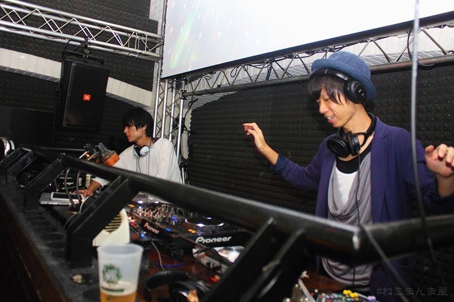 別ジャンルの２人のDJが同時にプレイ