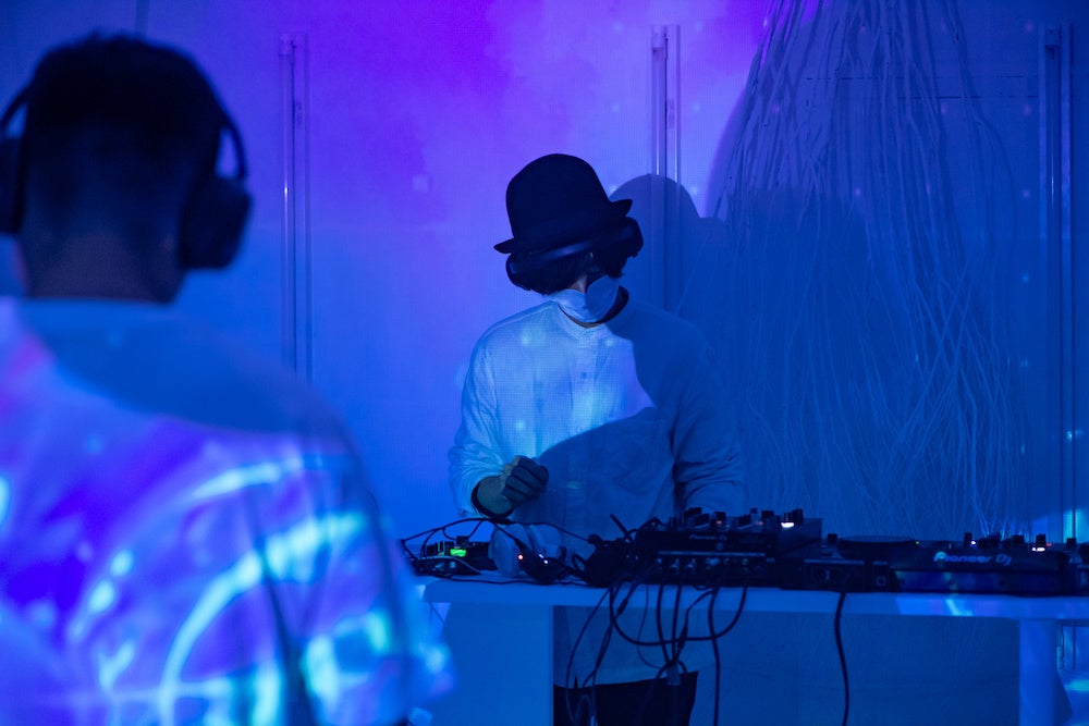 来場者はヘッドホンを装着。周りから見ると無音。