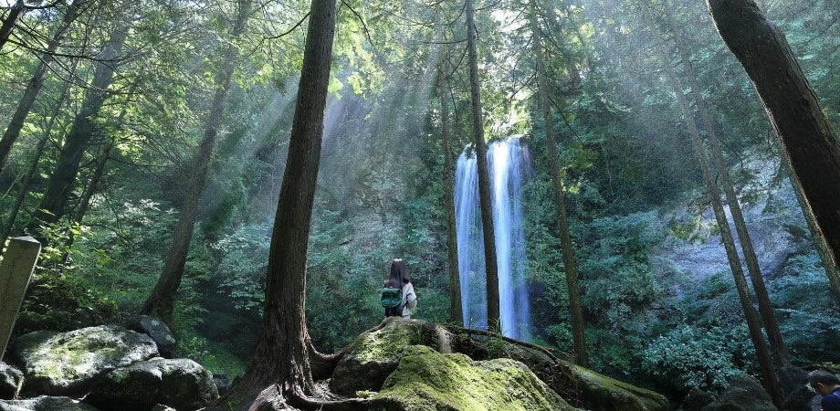 会場の夕日の滝