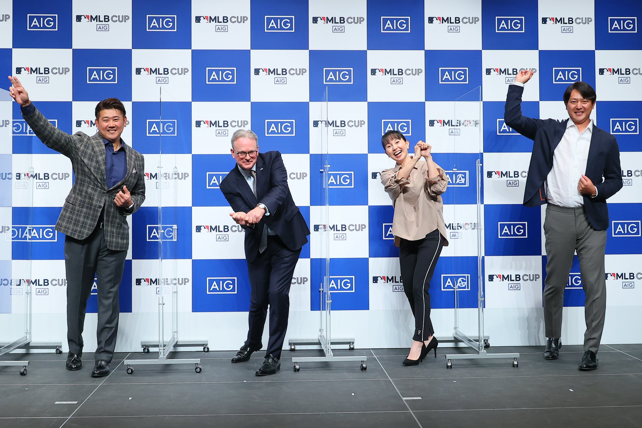 プレーボールの声に合わせてポーズ