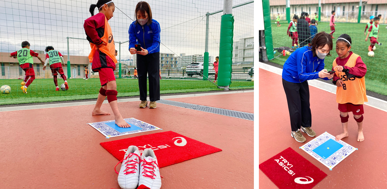 足形計測と結果の説明の様子