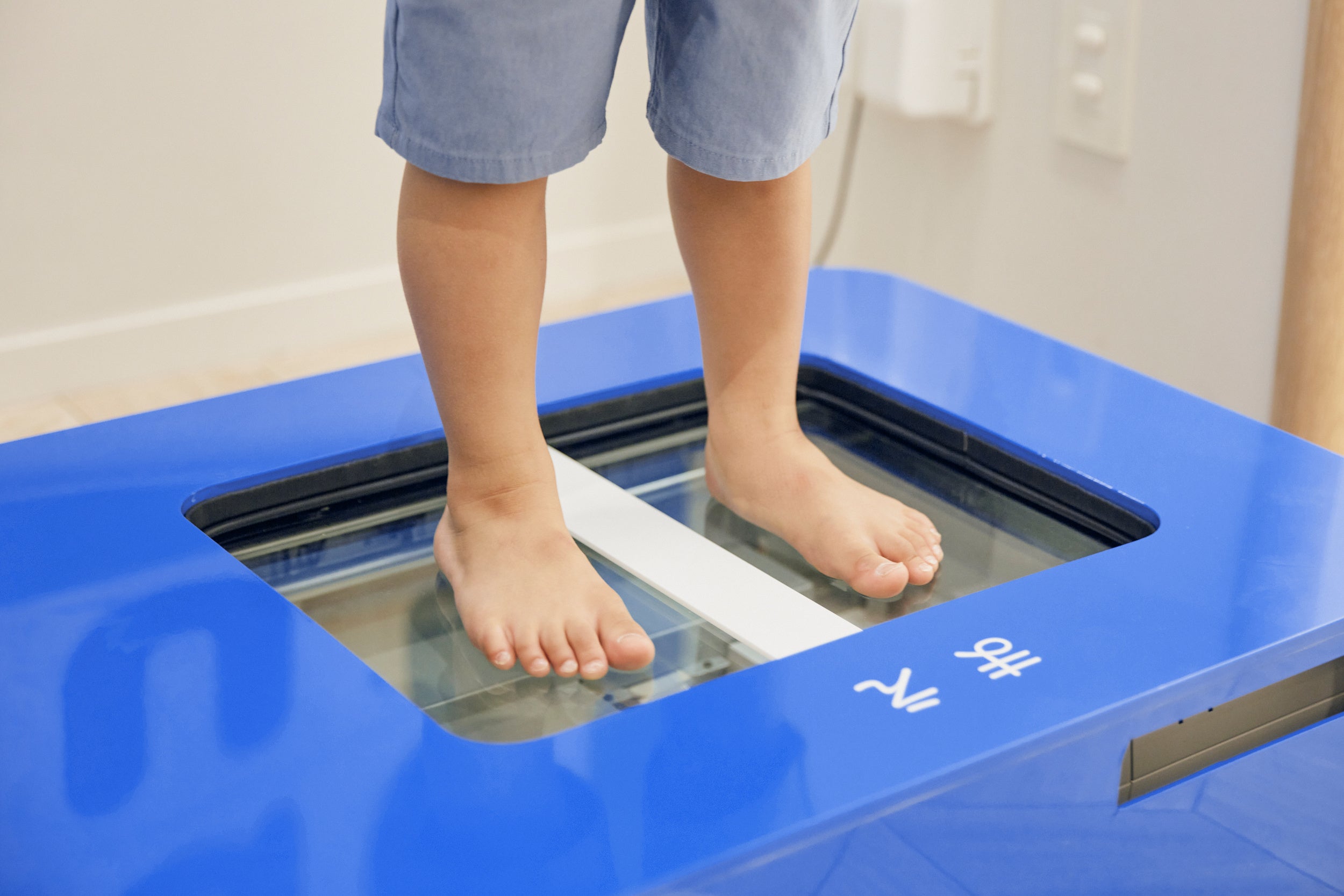 アシックスが独自に開発した子ども専用の足形計測システム「fdigi