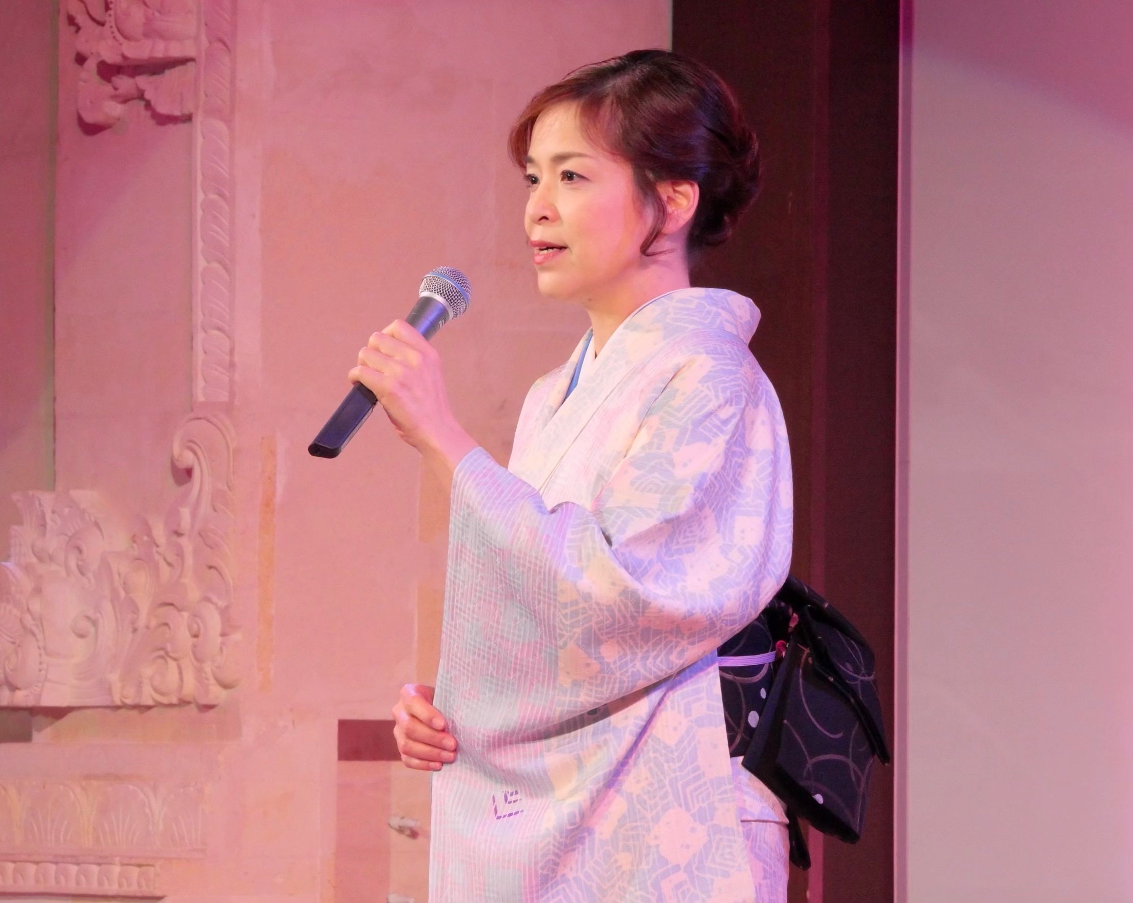 歌手石原詢子として歌声も披露