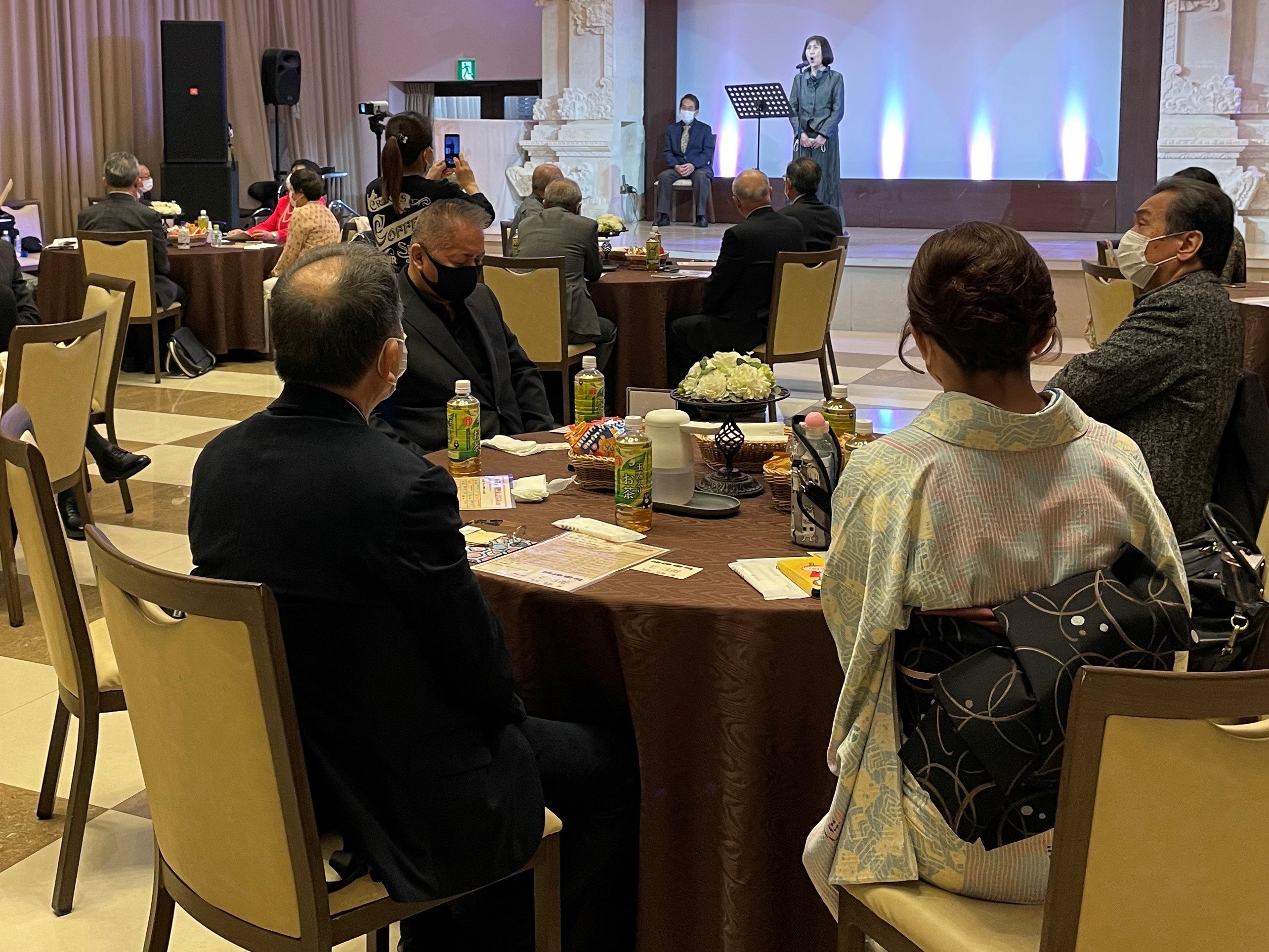 生徒の席に交じって舞台を見守る石原詢子