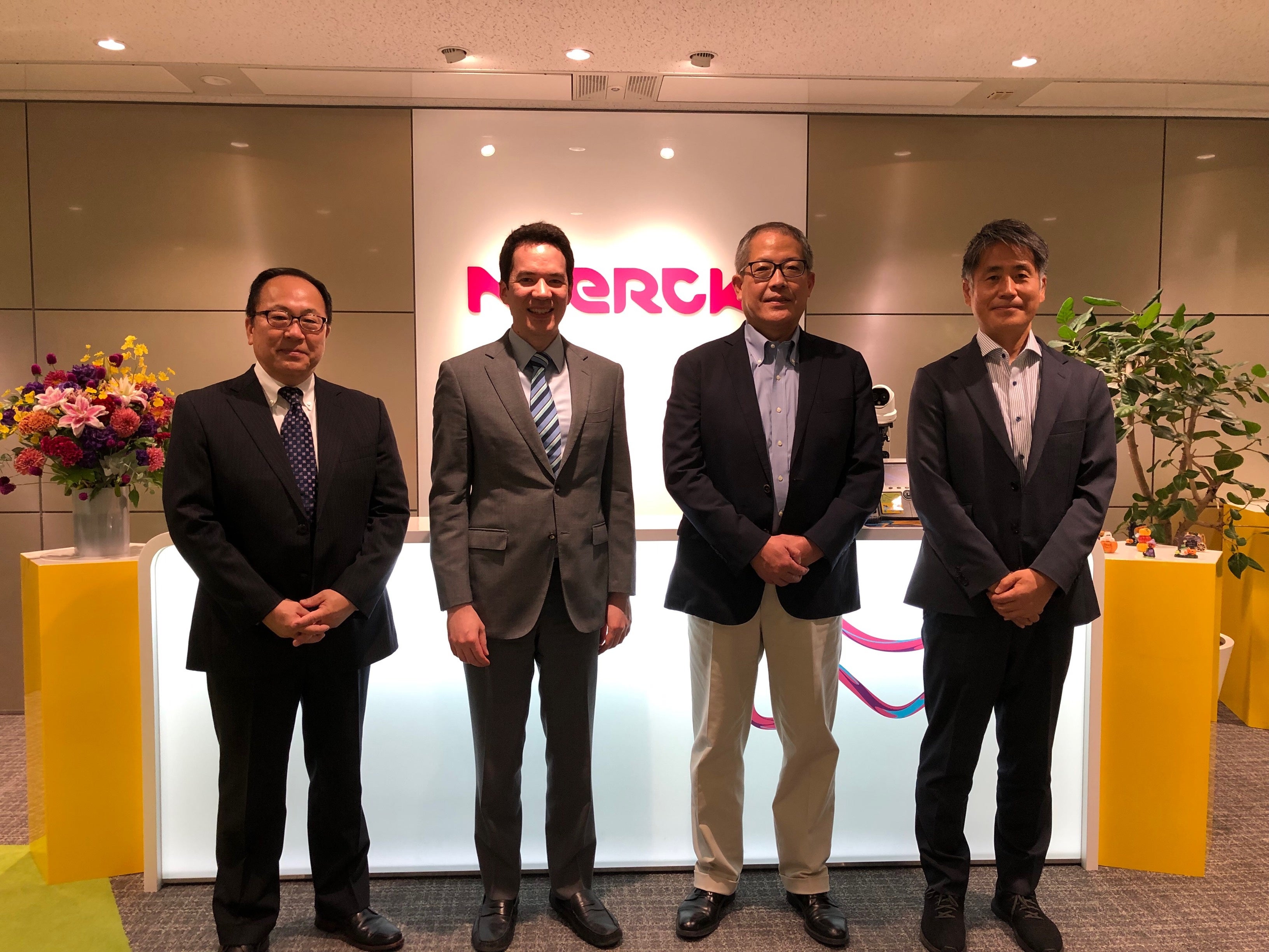 集合写真（左から、メルク（株）執行役員プロセスソリューションズ事業本部長　波多野功、代表取締役社長　クリストファー・トーマス、シンプロジェン（株）代表取締役社長兼CEO　山本一彦氏、シンプロジェン（株）取締役　チーフ・テクノロジー・オフィサー　山田尚之氏）