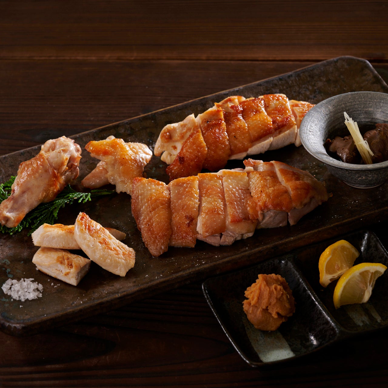 シャポーン鶏塩焼き 自家製にんにく味噌添え　3~4名様盛り：2,980円