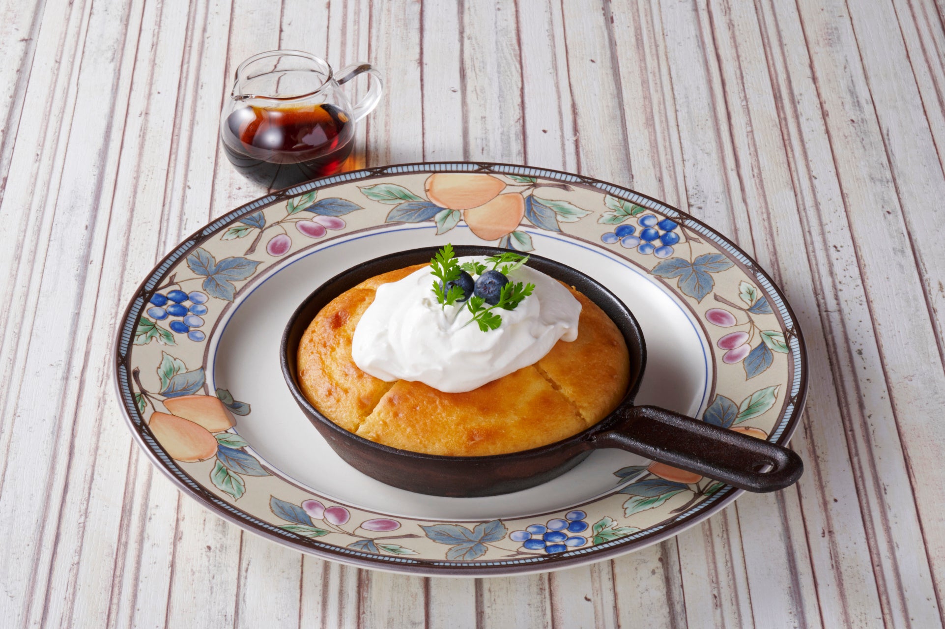 ふわふわ食感で食べ応えがあるカステラパンケーキに、優しい甘さの自家製はちみつバタークリームとメイプルシロップを合わせた懐かしさを感じる一品です。