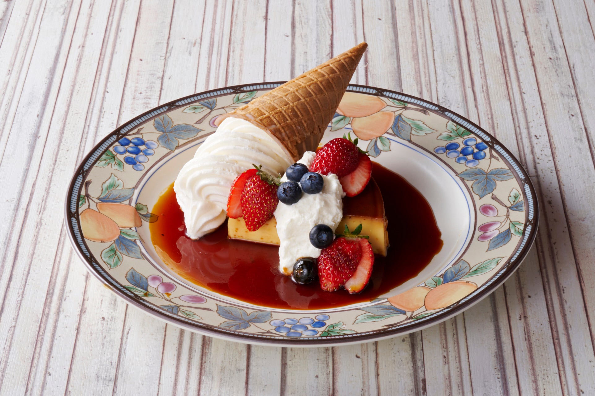 ワッフルコーンに絞ったソフトクリームを丸々お皿に盛り付けたインパクトあるスイーツはSNS映え間違いなし。