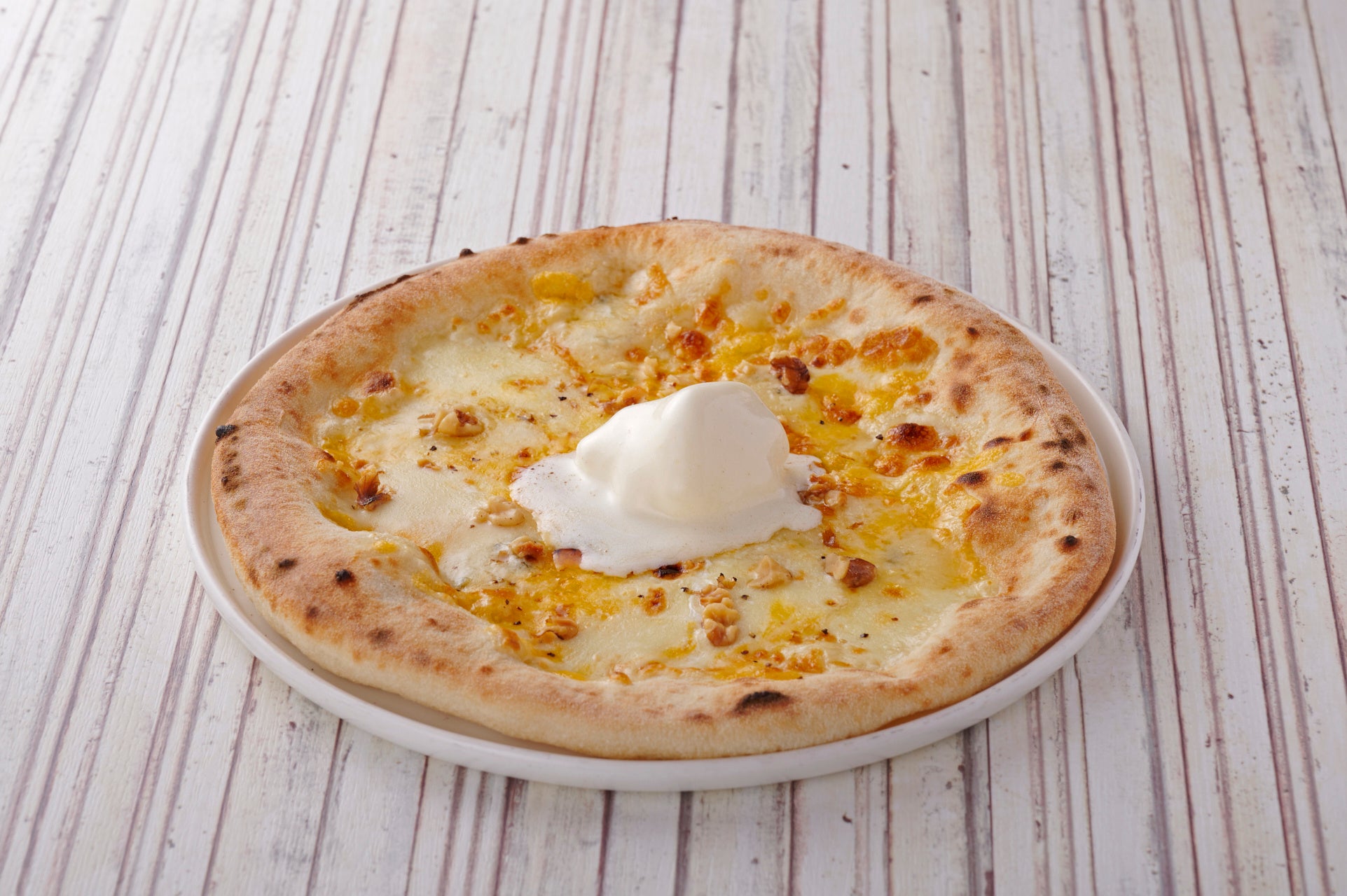 4種のチーズに蜂蜜を加えた自家製バタークリームをのせたコク深いピザ。