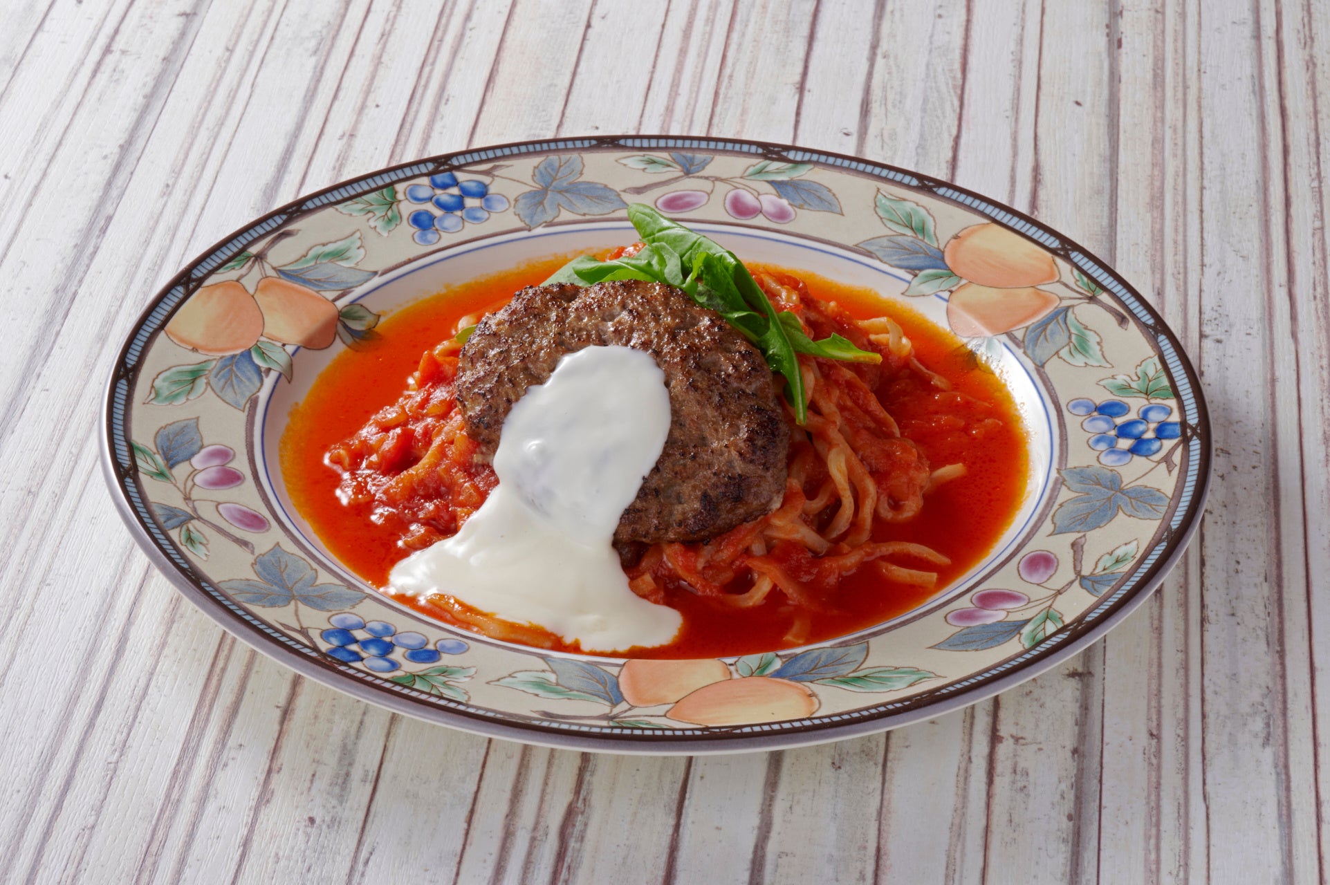 濃厚なトマトソースがパスタに絡むロッソはバジルとチーズを合わせてイタリアらしい色合いに。上のハンバーグをほぐし絡めて食べる新感覚のパスタ。