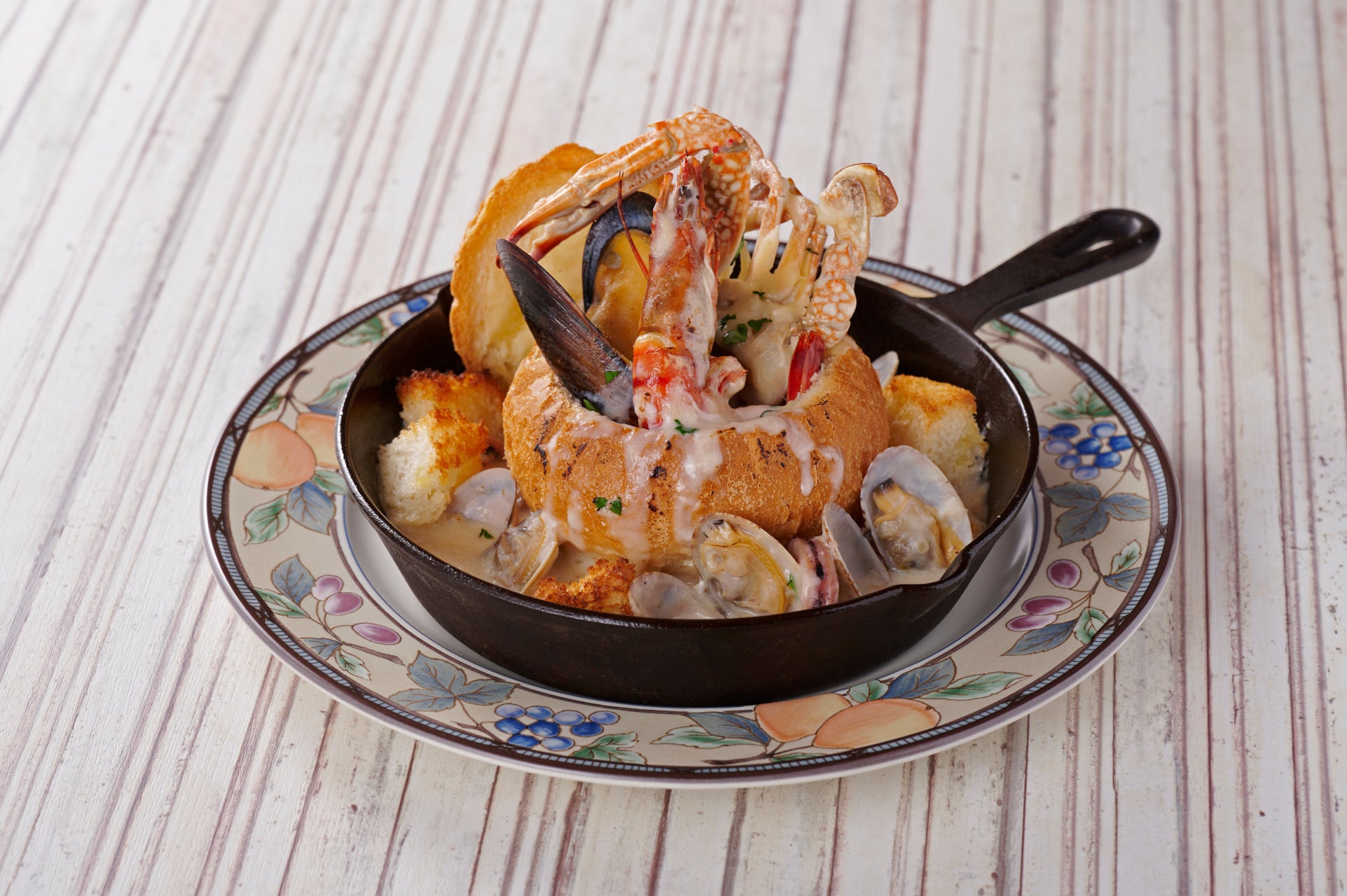 香ばしく焼き上げたパンの中には、魚介の旨味が溶け込んだクリームパスタ。濃厚なソースを余すことなく味わえます。