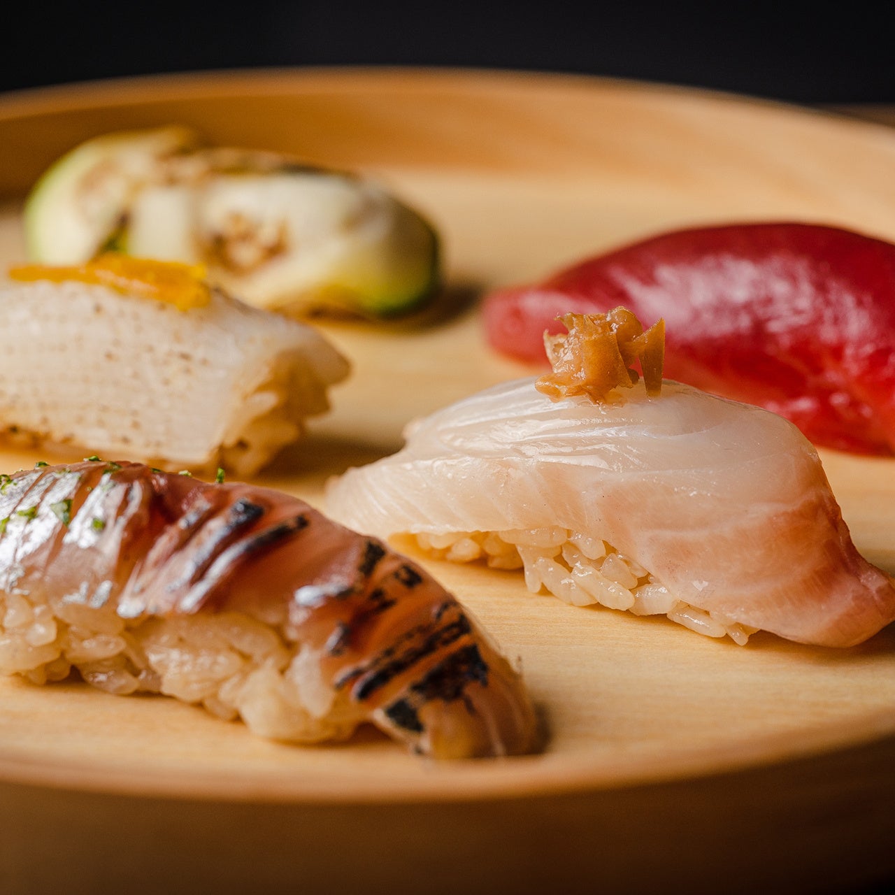 【晴々盛り5貫790円】 生本マグロの漬け、あじの塩すだち、甲イカにカラスミなど、職人の技が光る本格寿司の盛り合わせ。当店を代表する渾身生本マグロの漬け、あじの塩すだち、甲イカにカラスミなど、職人の技が光る本格寿司の盛り合わせ。当店を代表する渾身の逸品