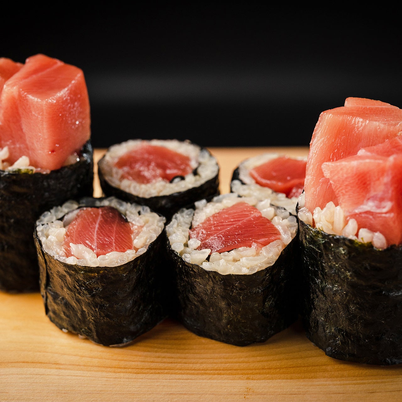 【はみだし とろ鉄火巻き890円】 肉厚な中トロの切り身を使用し、鉄火巻きから豪快にはみ出した、見た目もボリュームも味も驚きの1本。お酒のアテにもおすすめ