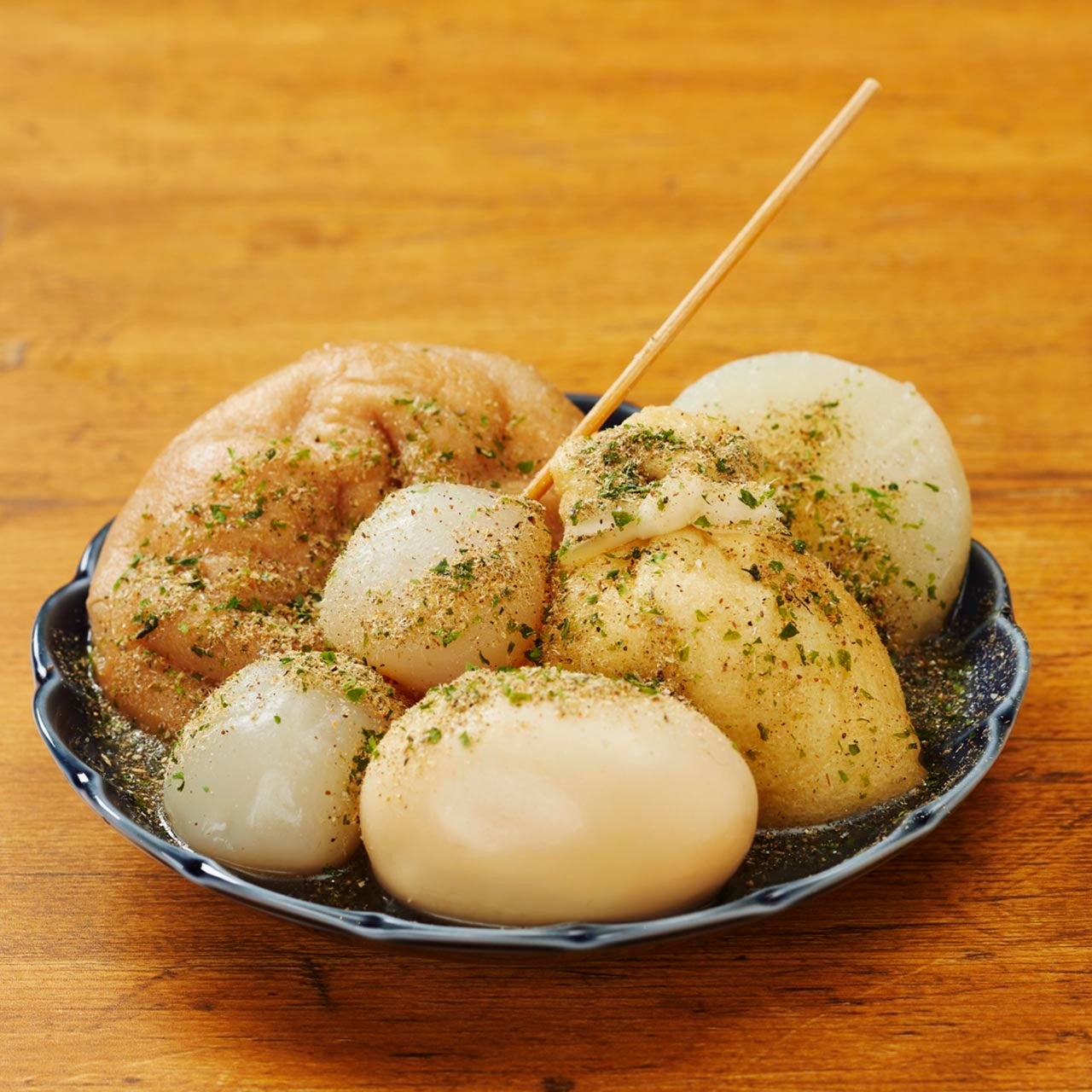 【おでん～粉ぶしと青のり～　165円〜】定番おでんダネに、餅巾着トリュチーズ・かき揚げ・牛しゃぶなどの変わりダネ。青のりとかつお節をブレンドした出汁粉をたっぷりかけてどうぞ。