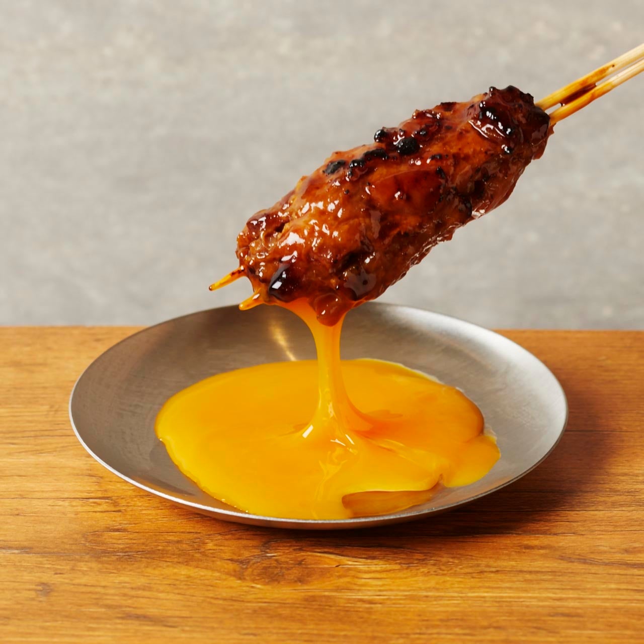 【純けい 生つくね　1本198円】つなぎを使わず、純けいを100%使用。丁寧に生から焼き上げた肉々しく超ジューシーな当店自慢のつくねです。