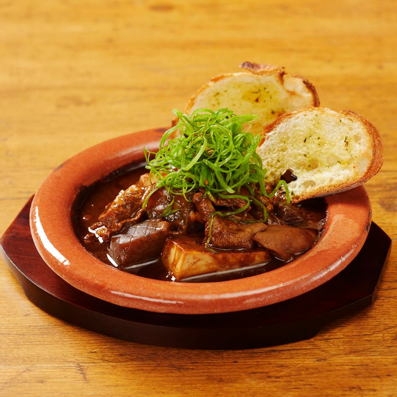 【謹製 牛モツ味噌煮込み　539円】甘辛い味噌で炊いた旨味とコクが沁みた牛モツ煮込みをバケットとご一緒に。