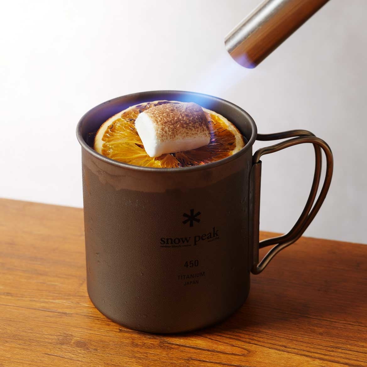 【キャンピング・ジントニック 649円】酒場の本気カクテル。キャラメリゼしたマシュマロとドライオレンジが爽やかに香るジントニックをご一緒に。