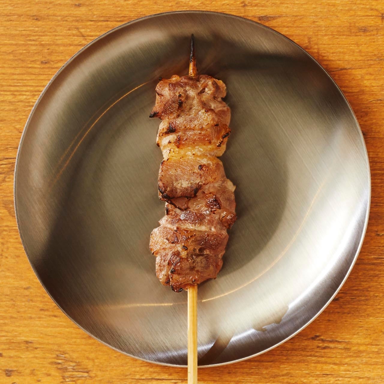 【純けい もも　1本143円】心地良い歯応えと噛めば噛むほど溢れる濃い旨味。希少な純けいを使用した当店看板メニュー。