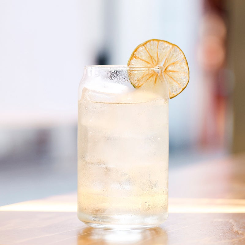 【柑橘のドライセルツァー　495円】繊細でドライなライムとレモンの香り。自然由来の素材のみを使用したナチュラルでヘルシーなアルコールドリンク。