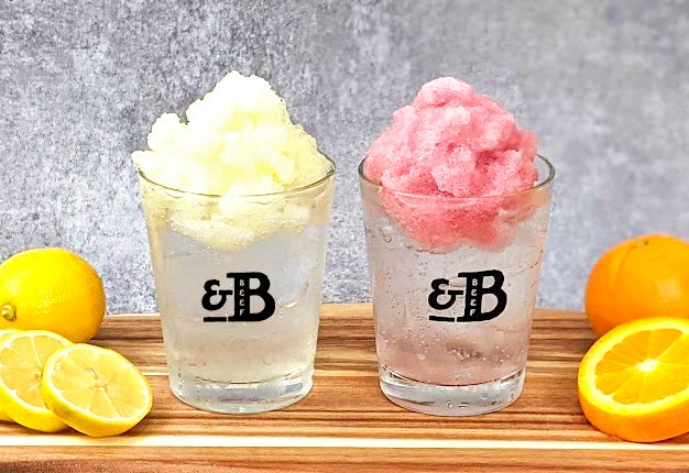 【フローズンサワー】シャリシャリのフローズンシャーベットがのったサワー。さっぱりとしたフローズンレモンサワーやオレンジピールを入れたサングリアサワーが冷たく爽やかな一杯。