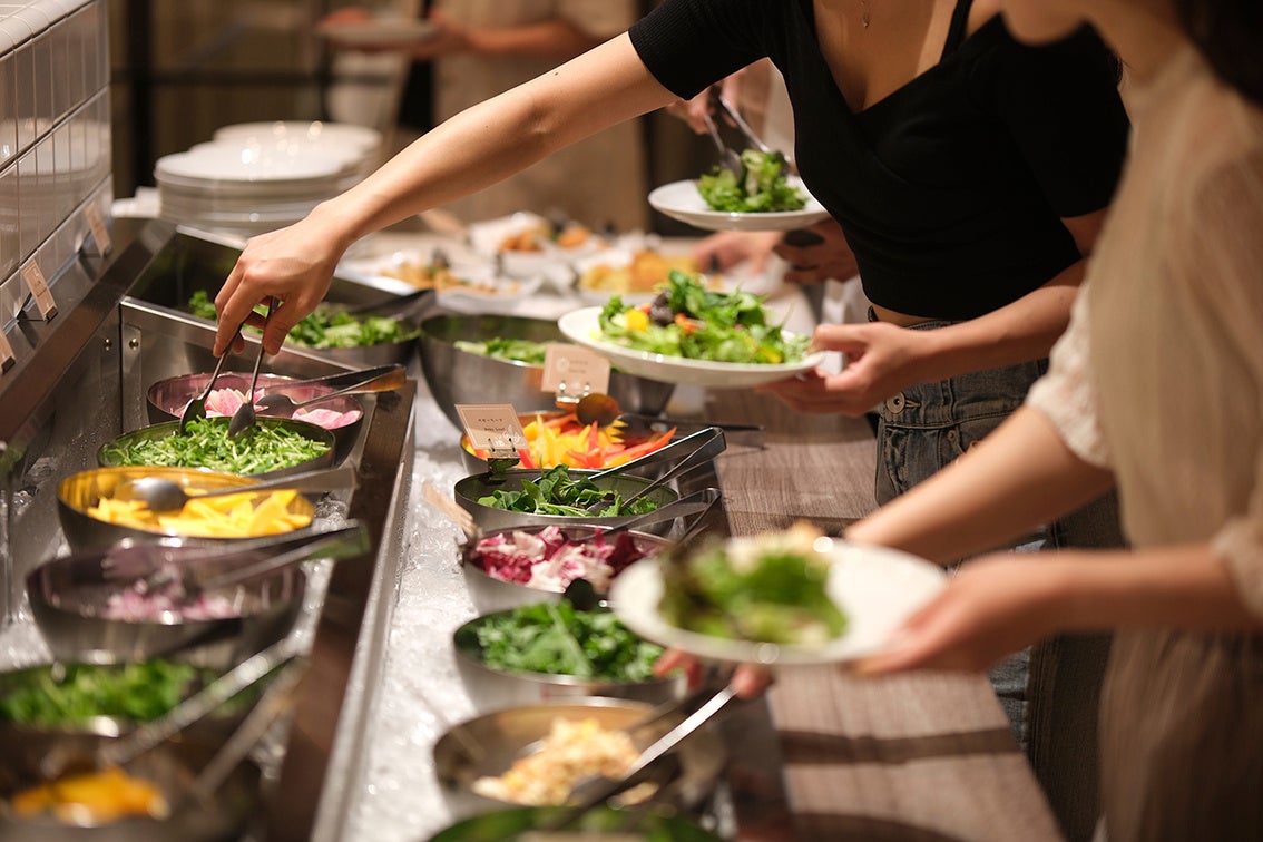 サラダビュッフェ 新鮮野菜以外にも野菜の前菜や温菜５種、カレーやスープ・ライスなど約50種をラインナップ。
