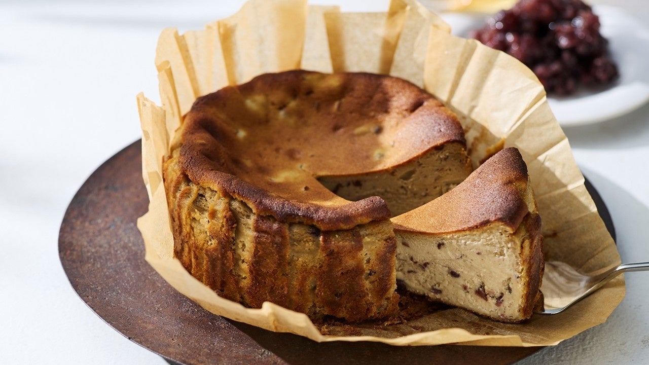 クリームリッチチーズケーキ（ほうじ茶＆あずき）断面と焼き色（公式画像）