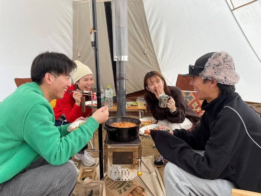 冬キャンプで鍋をかこむ