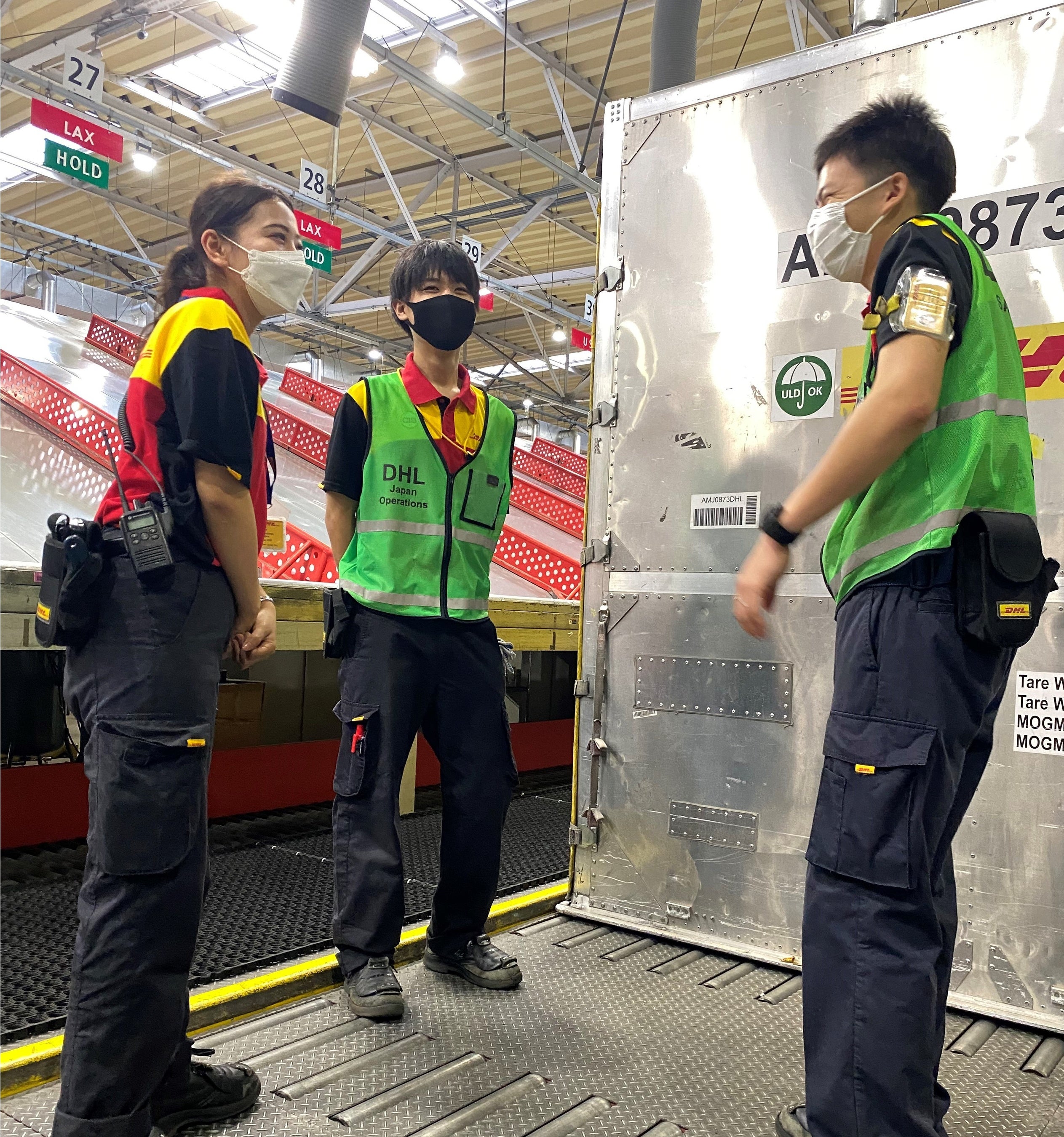 現場でのDHLジャパン従業員たち