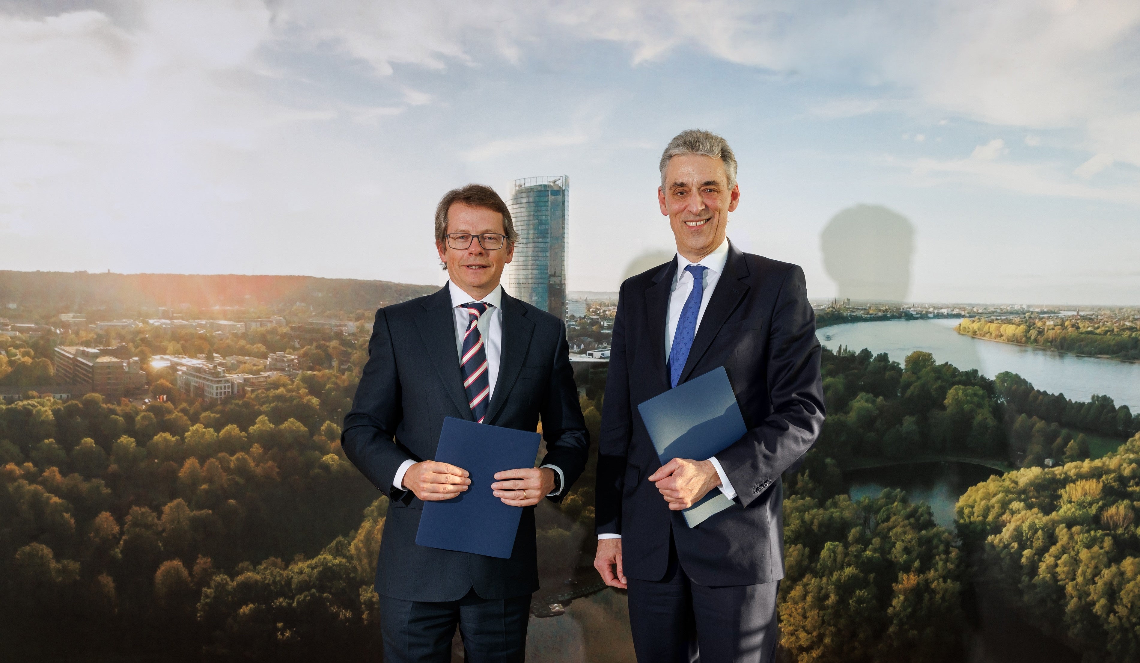 bp社との署名で、マーティン トムセン氏（bp社SVP）とフランク アッペル（ドイツポストDHLグループCEO）