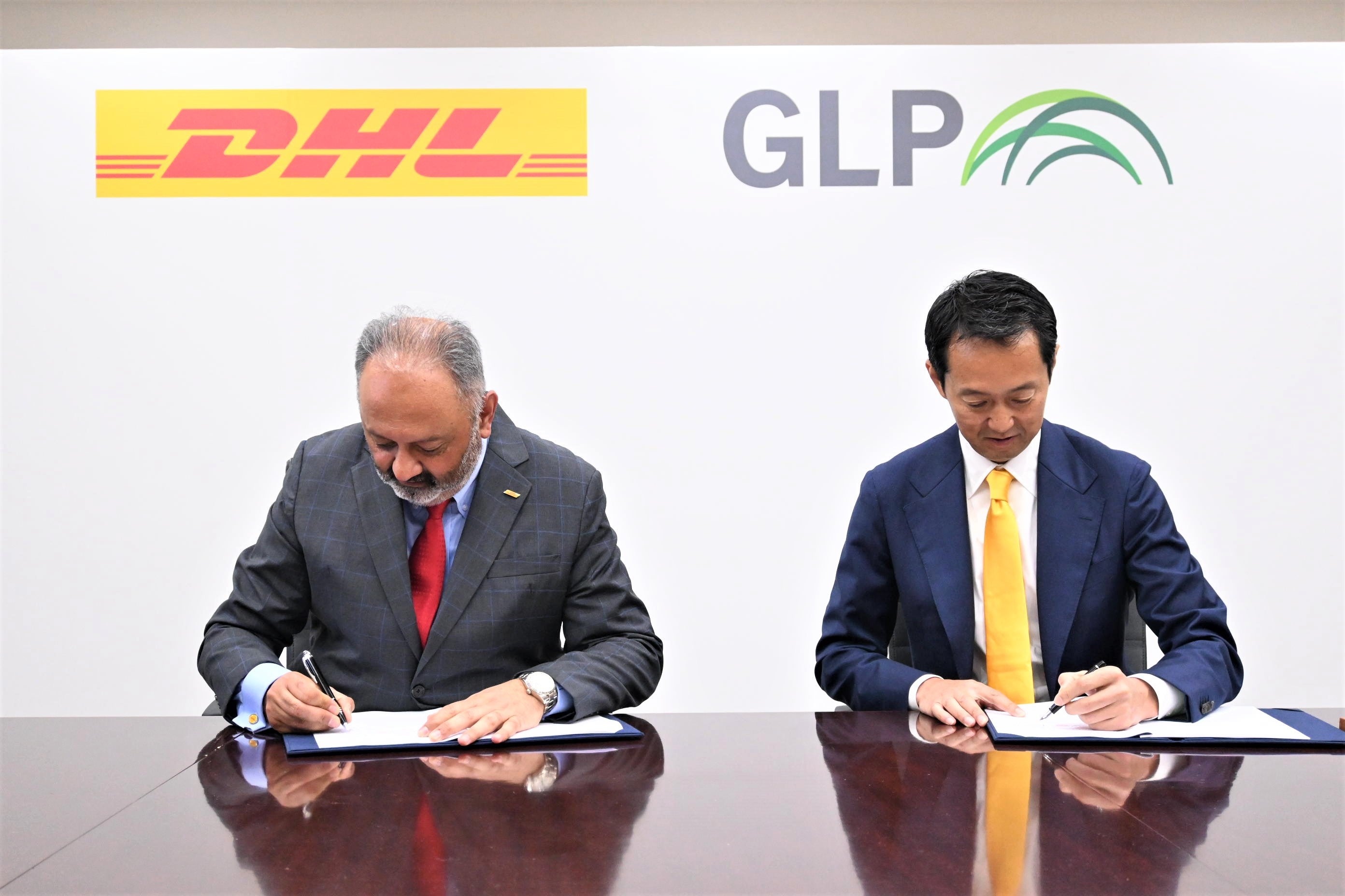 DHL東京ディストリビューションセンターの再契約署名を 行うDHLジャパン代表取締役社長のトニー  カーン（中央左）と日本GLP代表取締役社長の帖佐 義之氏（中央右）